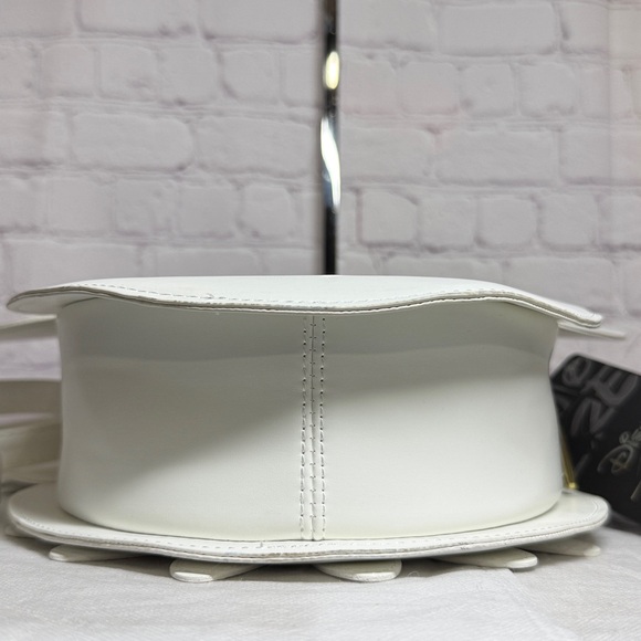 NWT Loungefly Disney White and Yellow Daisy Crossbody Bag 13x11.25x3in - Picture 10 of 13